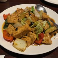 I asked for the „Tofu with black bean sauce“ with some vegetables 🥰  at Red Lotus Chinese Restaurant in West Yellowstone