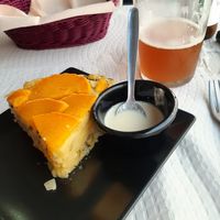 Torta salata di patate, zucca e zucchine. Servita con mayo di latte di mandorle at Obrador La Osa in Sevilla