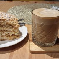 Napoleon (mil folhas) e capuccino at Purée Health Bar in Tallinn