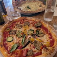 Verdura with tomato sauce and vegan cheese at Mister Pizza - Via Pietrapiana in Florence