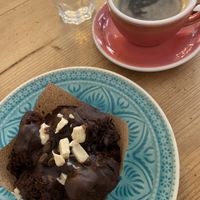 Double Chocolate Muffin und ein Verlängerter  at Ausnahmsweise in Vienna