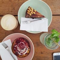 Himbeer-Kokos-tartelette und Schoko-Erdnuss-Torte   at Ausnahmsweise in Vienna