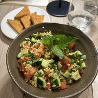 Marokkanischer Bulgursalat mit gebratenen Tofuscheiben  at Manna 68 in Gdansk
