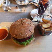 Cheesburger z zielonej soczewicy i buraków at Manna 68 in Gdansk