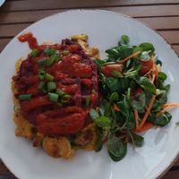 Mac n' chees mit Blumenkohlwaffeln und Salat at Manna 68 in Gdansk