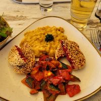 Rote Beete Puffer mit Beilagensalat at Strandpirat in Nebel