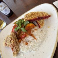 Rote-Beete-Puffer mit Reis und Gemüse in Tomatensoße   at Strandpirat in Nebel