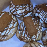 Roles de canela veganos con Biscoff  at La Postreria in Cancun