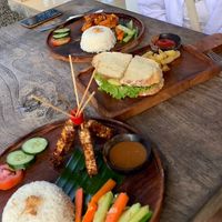 Hinten: Tofu sweet sour; Mitte; Tofu Sandwich with french frites: Vorne: Tempé satay   at Tropical Juice Corner in Lembongan