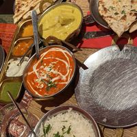 Tofu korma (vegano) y paneer con tomate (vegetariano) con pan naan  #Veganuary at Mayura in Barcelona