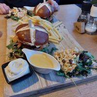 Beyond meat burger met friet en koolsalade. Het broodje en vegan kaassaus maakt het af, samen met de presentatie.  at Vlint 21 in Borger