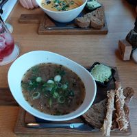 Uiensoep en pompoensoep met vegan kruidenboter en heerlijk vers brood. at Vlint 21 in Borger