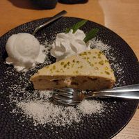 Heerlijke pistache banaantaart met kokosijs en vegan slagroom at Vlint 21 in Borger