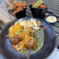 Hoofdgerecht: saté van tempeh, zoeter aardappelfriet met vegan mayo    at Vlint 21 in Borger