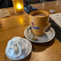 Vegan warme choco met slagroom at Vlint 21 in Borger