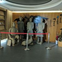 Art exhibits as well at Meimen FángKōngDòng 梅門防空洞 in Taipei