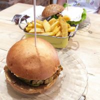 Hamburguesa vegana con cebolla caramelizada y queso de cabra (pan brioche) at Melemele Burguer in Zarautz