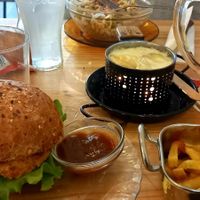 Hamburguesa casera con queso vegano. at Melemele Burguer in Zarautz