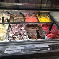 4 vegan sorbet flavours (Mango, Raspberry, chocolate and Strawberry-Prosecco) at Swoon Gelato in Bristol