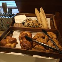 Buffet du petit déjeuner : pain et viennoiseries at La Clairière in La Petite-pierre
