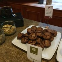 Buffet du petit déjeuner : brownies vegan at La Clairière in La Petite-pierre