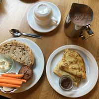 Petit déjeuner avec brownie et crêpes vegan, crudités et chocolat chaud au lait d'avoine. at La Clairière in La Petite-pierre