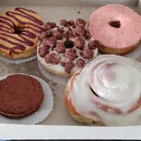 The strawberry lemonade frosting was my fave but that cinnamon roll 😋 at Narcisa Vegan Bakery in San Salvador