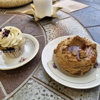 Berry Cupcake with Vanilla & Passionfruit frosting. And a Biscoff Donut. Both vegan. at Bake My Day in Copenhagen