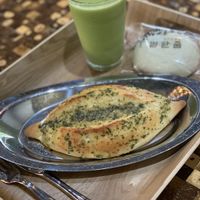Garlic bread and green smoothie at Milhanjum 밀한줌 - Jungang Station in Busan