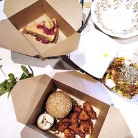 Bhajis and tofu burger, "thai" noodles and marmalade pie at AguaViento WaterWind - Food Truck in Cadiz