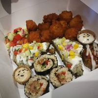Jackfruit sushi, aloo patra, vadas and seaweed "tosta" at AguaViento WaterWind - Food Truck in Cadiz