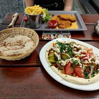 Shawarma Platte und Schnitzel at Zeil Kitchen in Frankfurt