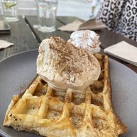 Waffel mit Toffee Eis  at Zeil Kitchen in Frankfurt