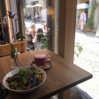 Look outside at the enchanting old town of Weimar 😌🥰 at Fama Cafe & Manufaktur in Weimar