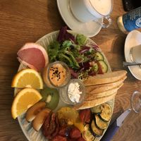 Vegane Antipasti-Platte und Lavendel Chai  at Fama Cafe & Manufaktur in Weimar
