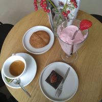Milkshake fraise-coco, café, cookie crispy et gâteau cru au caramel at SUE Bakery in Rotterdam