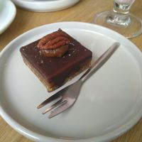 Délicieux gâteau cru au caramel at SUE Bakery in Rotterdam