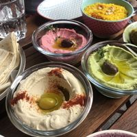 Beet, avocado en ‘normaal’ housmous  at Za Zaa - Petersgraben in Basel