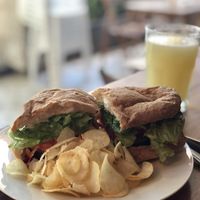 Veggie sin queso y jugo der pamelo at Cafe Consulado in Asuncion