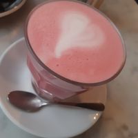 Pink latte with oat milk at Plantate Cafe in Madrid