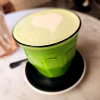 Matcha latte con leche de avena at Plantate Cafe in Madrid