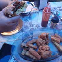 קומבו שניצלונים והמבורגר פטריות עם "בייקון" at Vegan Xpress in Mitzpe Ramon