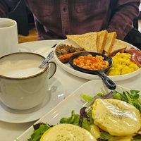 English breakfast e uova alla benedict at Radagast Vegan Bakery in Rome