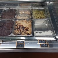 6 vegan flavors at Mini Cafe Golf in Ljubljana