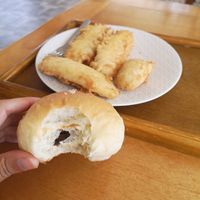 10K the chocolate bread but not very good.
Fried bananas (15K) at LN Fortunate Coffee - Maybe closed in Denpasar