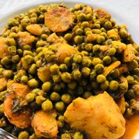 Peas with tomato sauce and potatoes  at Oikeio in Athens