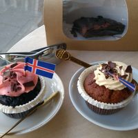 Cupcakes (choco+raspberry and salted caramel+vanilla) at Kattakaffihusid in Reykjavik