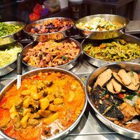 Variety of dishes at Tian En Vegetarian 天恩齋 in Central Singapore