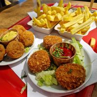 Vegan snacks, patat pinda en patat speciaal at De Eekhoorn in Rotterdam