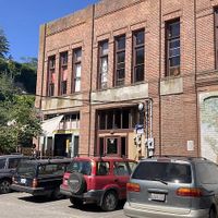 Entrance and parking  at Owl Sprit in Port Townsend